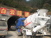小型攪拌車在白云隧道施工現(xiàn)場(chǎng)