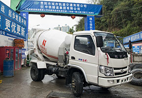 貴陽(yáng)地鐵施工用2方攪拌車(chē)。
