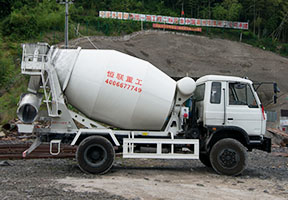 浙江引水隧道用隧道專(zhuān)用小型攪拌車(chē)施工。